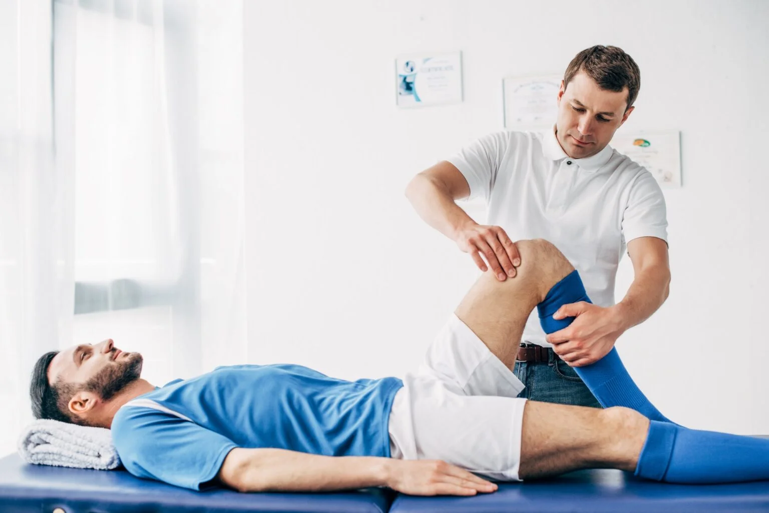 Hombre realizando recuperación con osteopatía